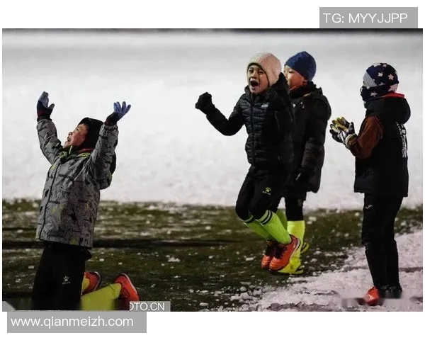 雪中奔跑的足球明星们在寒冷天气中坚持锻炼展现不屈精神